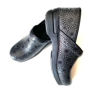 Dansko xp slip resistant clogs. Size 41.